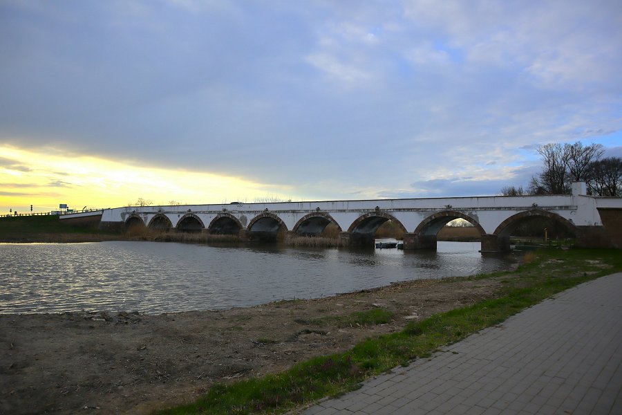 Nine-holed Bridge